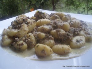 Νιόκι με μανιτάρια και καρύδι Gnocchi in portobello walnut sauce