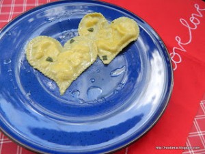 Σπιτικά Ραβιόλια με σάλτσα φασκόμηλου, καρδιά μου - Fresh Heart shaped ravioli with sage butter sauce