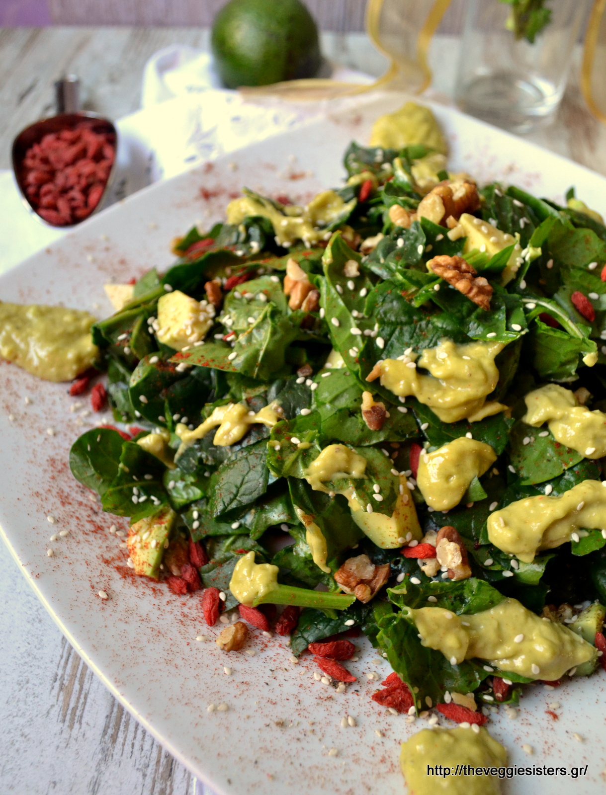 Πεντανόστιμη καταπράσινη σαλάτα με αβοκάντο κ goji berries
