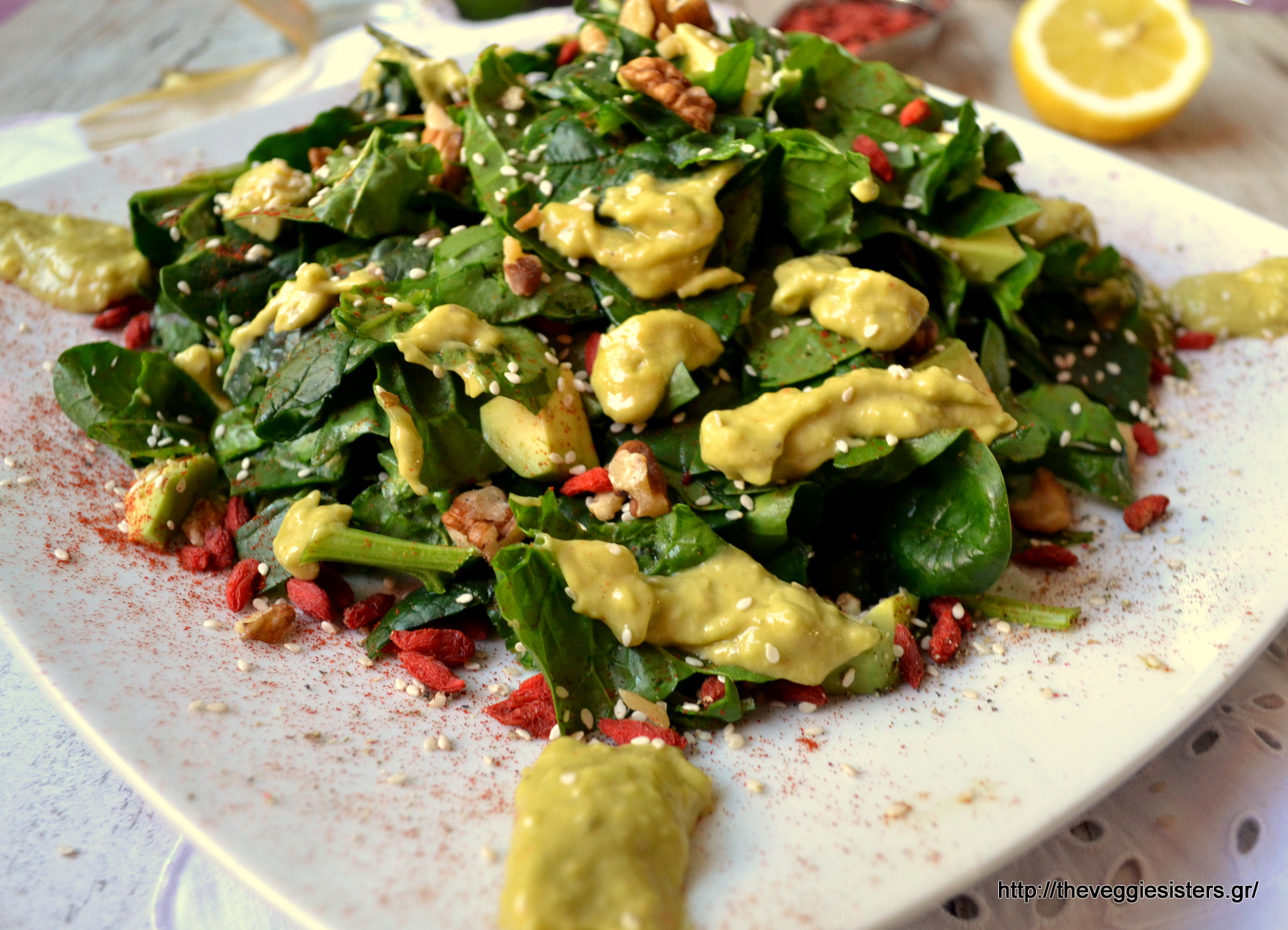 Πεντανόστιμη καταπράσινη σαλάτα με αβοκάντο κ goji berries