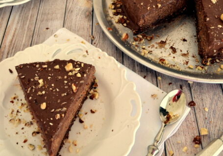 Απίθανη vegan τούρτα σοκολάτα φουντούκι