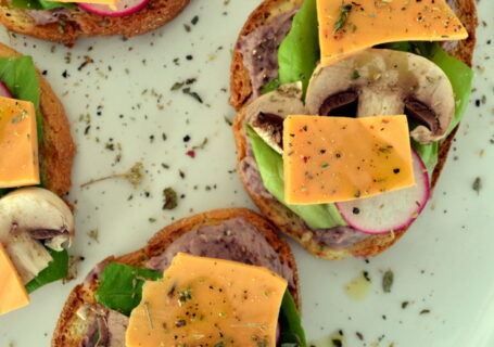 Σάντουιτς με φυτικό τυρί, λαχανικά κ χούμους από κόκκινα φασόλια κ ψητό σκόρδο