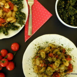 Νιόκι με μανιτάρια, ντοματίνια κ κέιλ τσιπς (kale chips)
