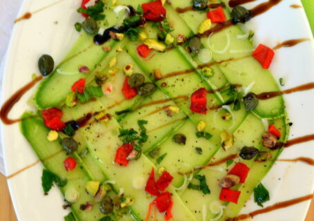 Δροσιστική σαλάτα κολοκυθιού με πιπεριά φλωρίνης κ κάπαρη