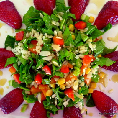 Πολύχρωμη σαλάτα με φράουλες