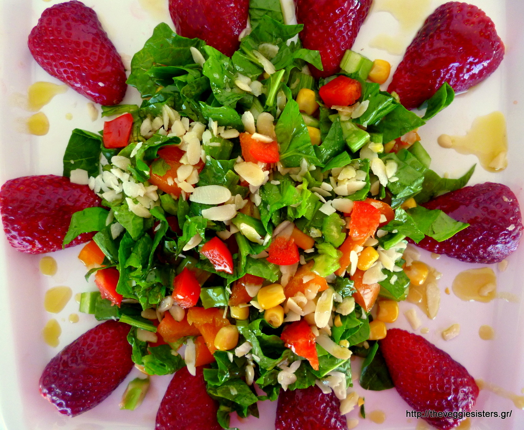 Πολύχρωμη σαλάτα με φράουλες