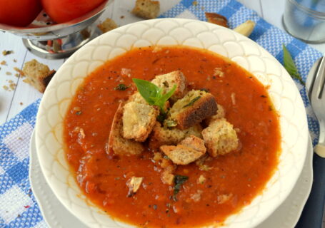 Βελουτέ σούπα με ψητές ντομάτες, βασιλικό κ σκορδάτα κρουτόν