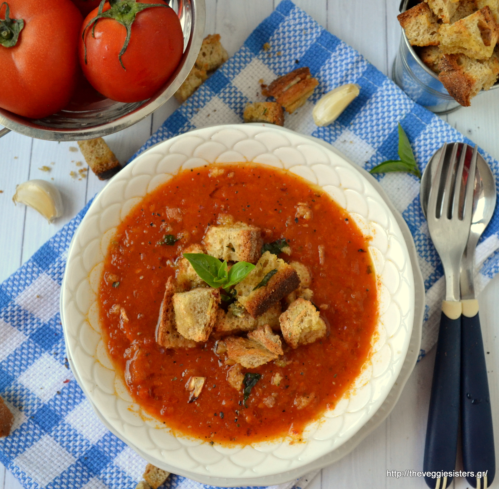 Βελουτέ σούπα με ψητές ντομάτες, βασιλικό κ σκορδάτα κρουτόν - Creamy basil roasted tomato soup with garlicky croutons