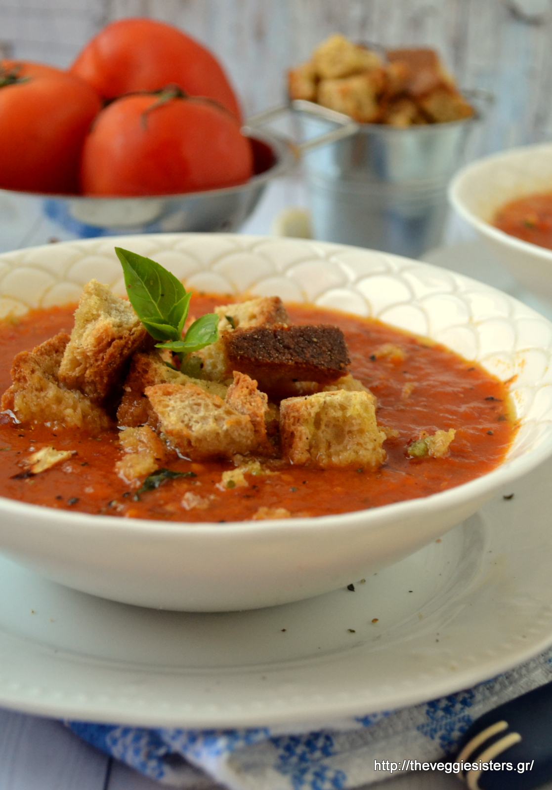 Βελουτέ σούπα με ψητές ντομάτες, βασιλικό κ σκορδάτα κρουτόν - Creamy basil roasted tomato soup with garlicky croutons