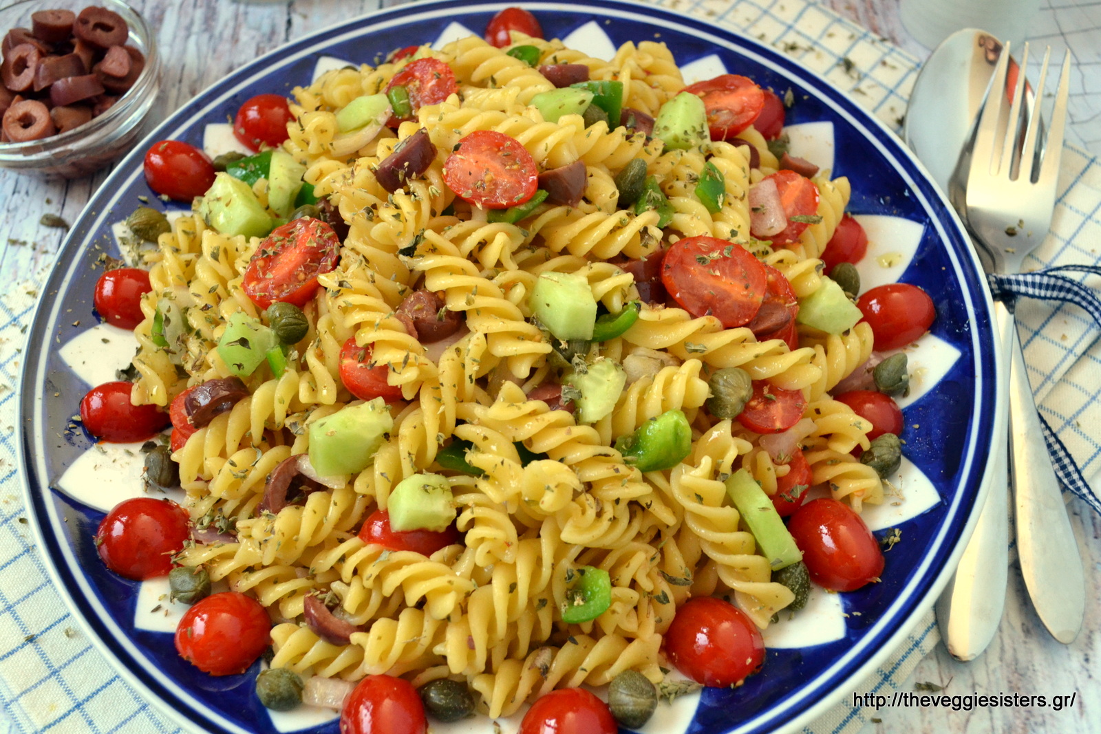 Χωριάτικη σαλάτα ζυμαρικών - Greek pasta salad