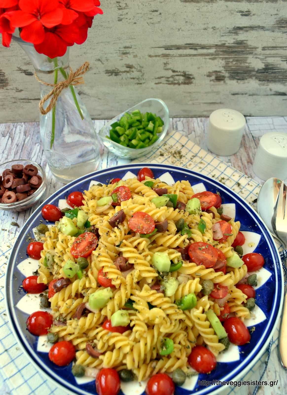 Χωριάτικη σαλάτα ζυμαρικών - Greek pasta salad