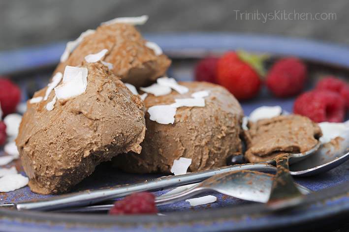 Easy Chocolate No-churn Ice Cream – vegan, no refined sugar – 4 ingredients!