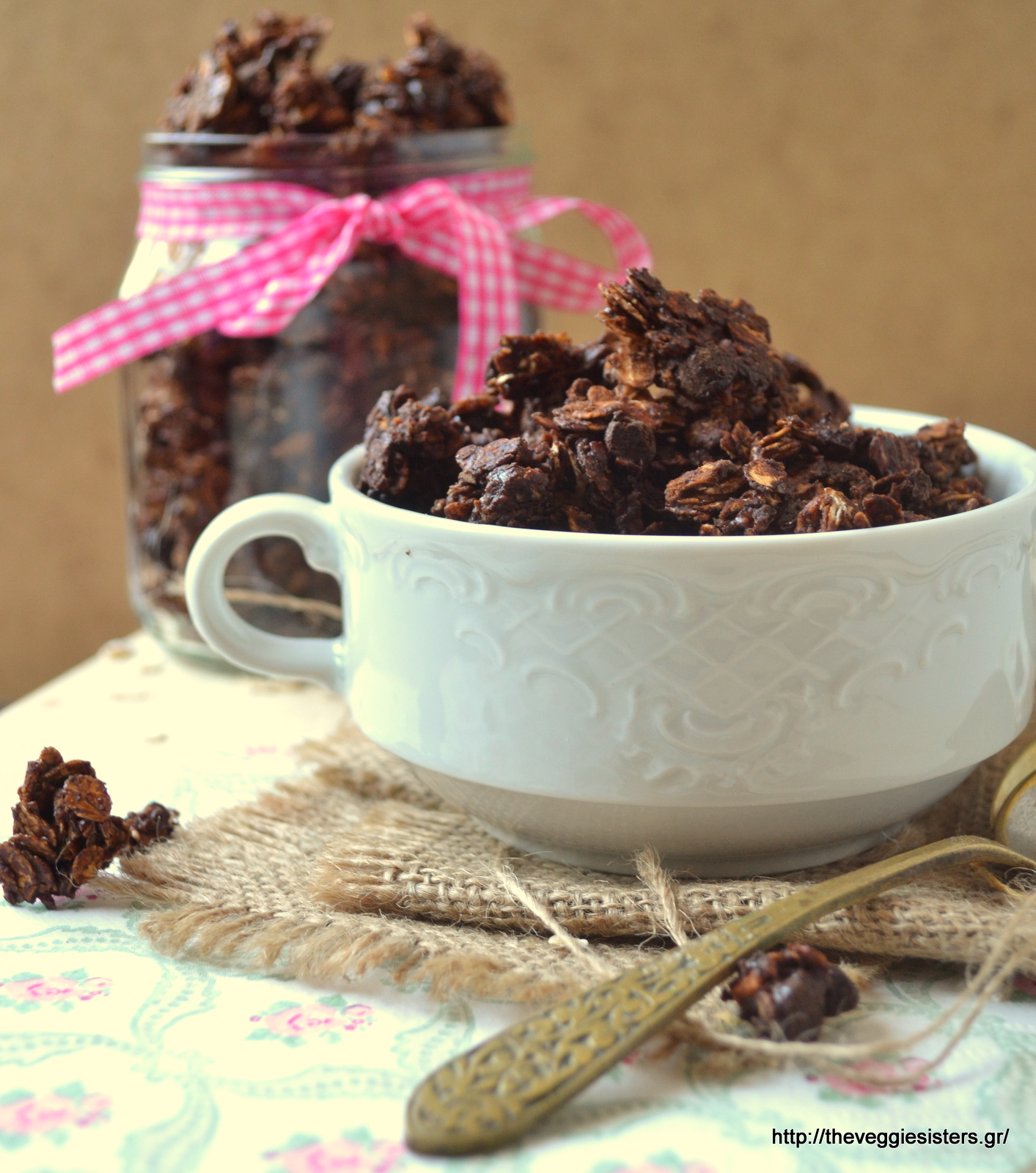 Τραγανιστή σοκολατένια γκρανόλα με ξηρούς καρπούς - Crunchy chocolate nut granola