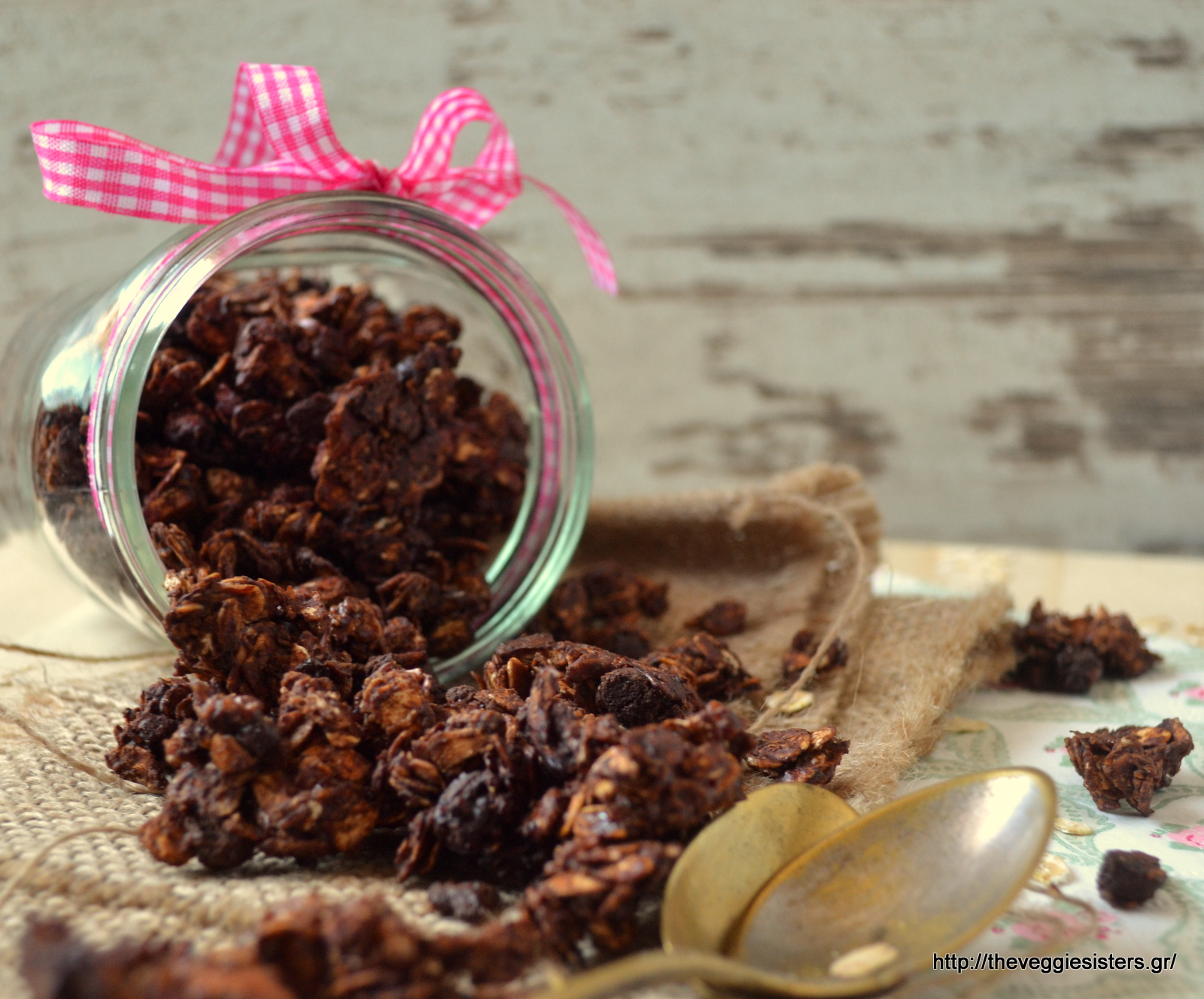 Τραγανιστή σοκολατένια γκρανόλα με ξηρούς καρπούς - Crunchy chocolate nut granola