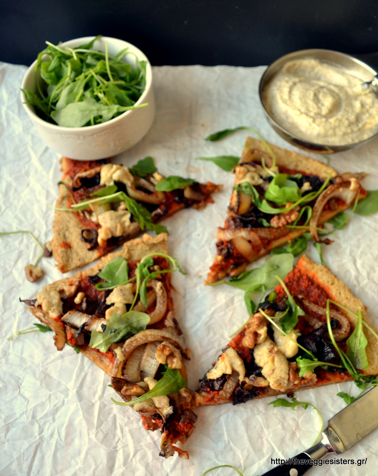 Απόλυτα υγιεινή πίτσα ν.2 με καραμελωμένο φινόκιο, κρεμμύδι, κανθαρέλες κ κρέμα κάσιους - Healthy vegan pizza n.2 with caramelised fennel, onion, chanterelles and cashew cream