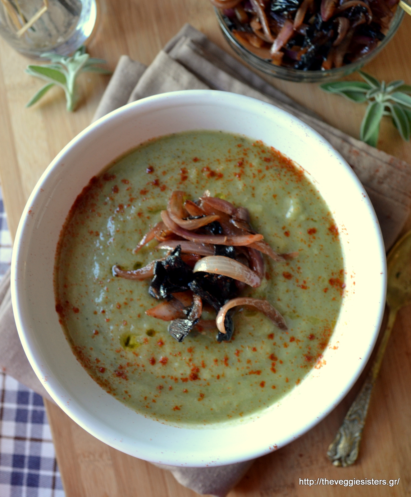 Σούπα βελουτέ με μπρόκολο κ καραμελωμένα πορτσίνι κ κρεμμύδια - Creamy broccoli soup with caramelised porcini and onions