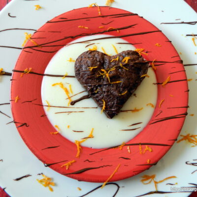 Vegan σοκολατένια καρδιά μπράουνις με πορτοκαλένια κρέμα