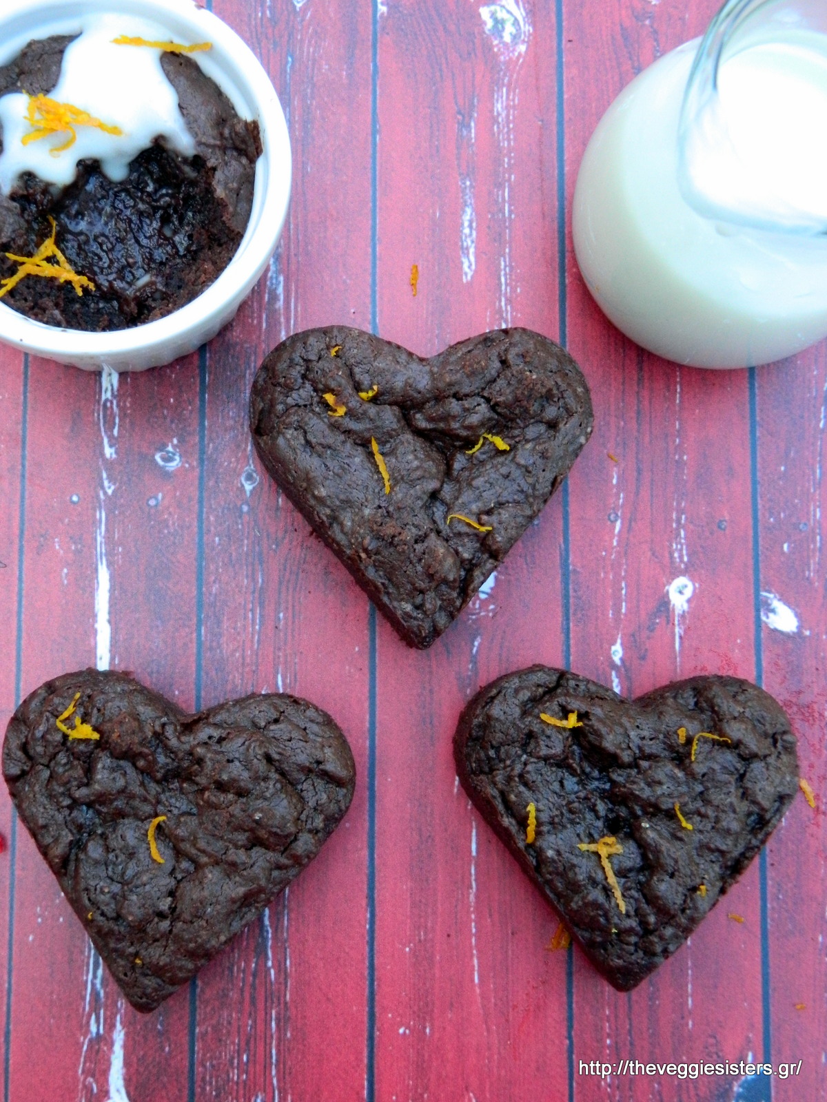 Vegan σοκολατένια καρδιά μπράουνις με πορτοκαλένια κρέμα - Vegan chocolate brownies heart with orange cream