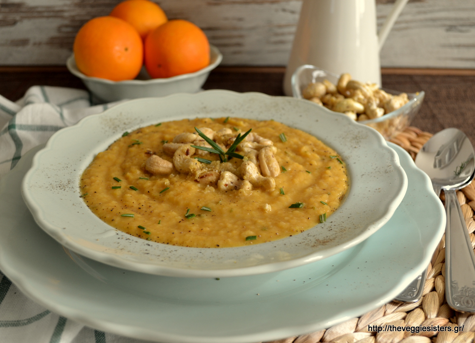 Σούπα με γλυκοπατάτα, ρέβα (γογγύλι) κ σκορδάτα κάσιους - Sweet potato turnip soup with garlicky cashews